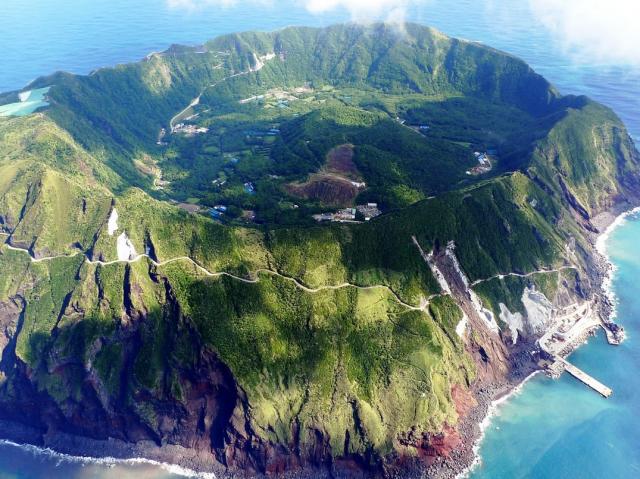 6b-aogashima-island
